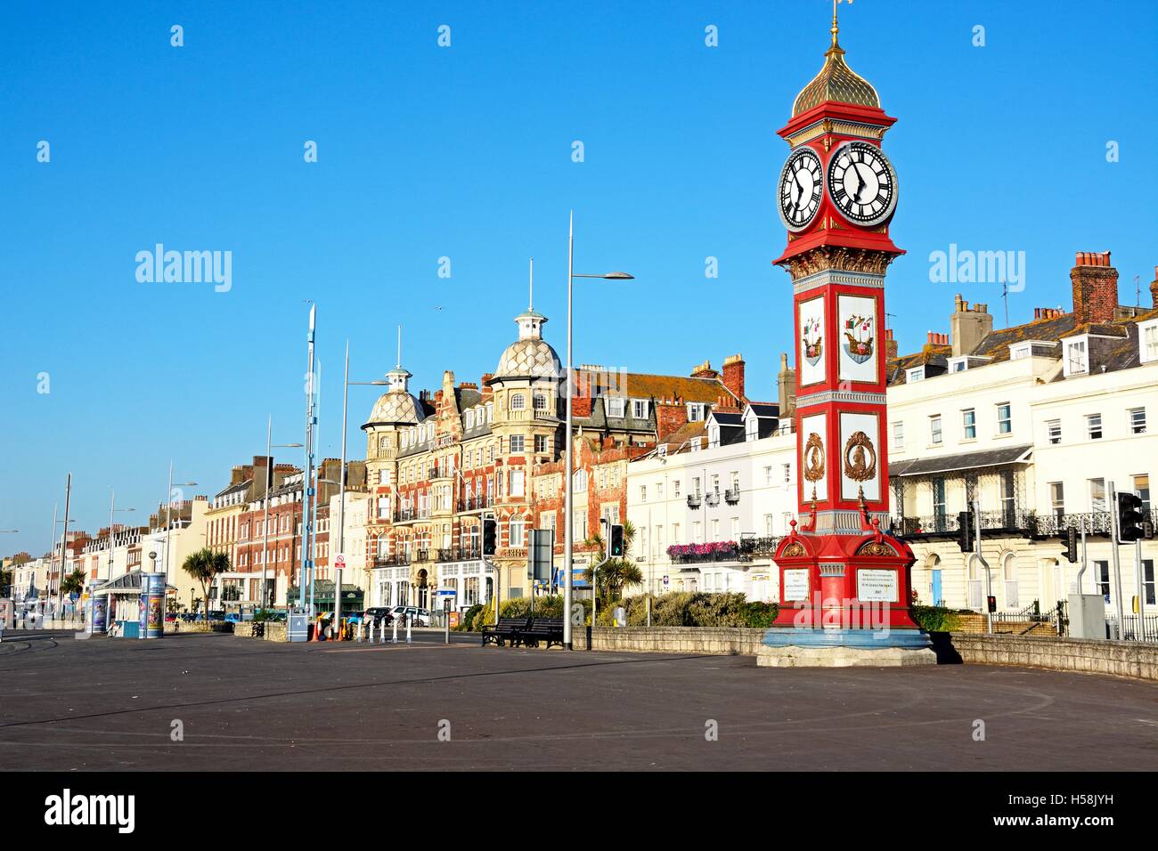 Vue de la tour de l'horloge du jubilé de la reine Victoria le long de la promenade de l'Esplanade avec des hôtels et des pensions pour l'arrière, Weymouth, Royaume-Uni. Banque D'Images