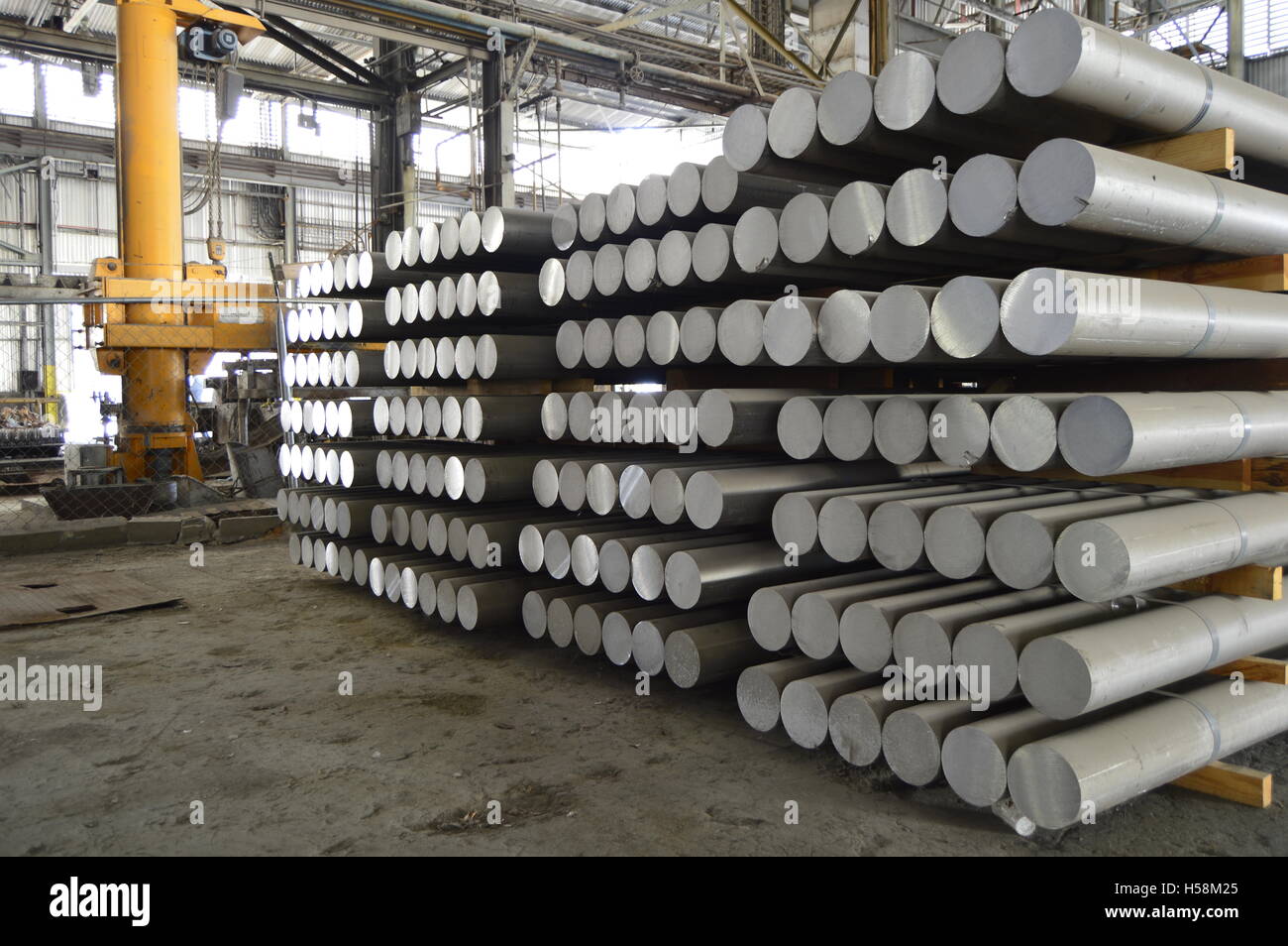 L'aluminium de cylindres de métal employé dans le processus d'extrusion. Banque D'Images