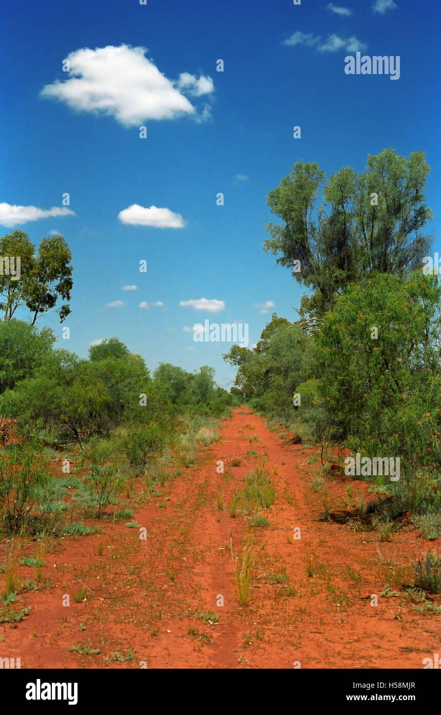 Une piste de terre rouge près de l'autoroute entre Mitchell et Byrock Bourke, New South Wales, Australie. Banque D'Images