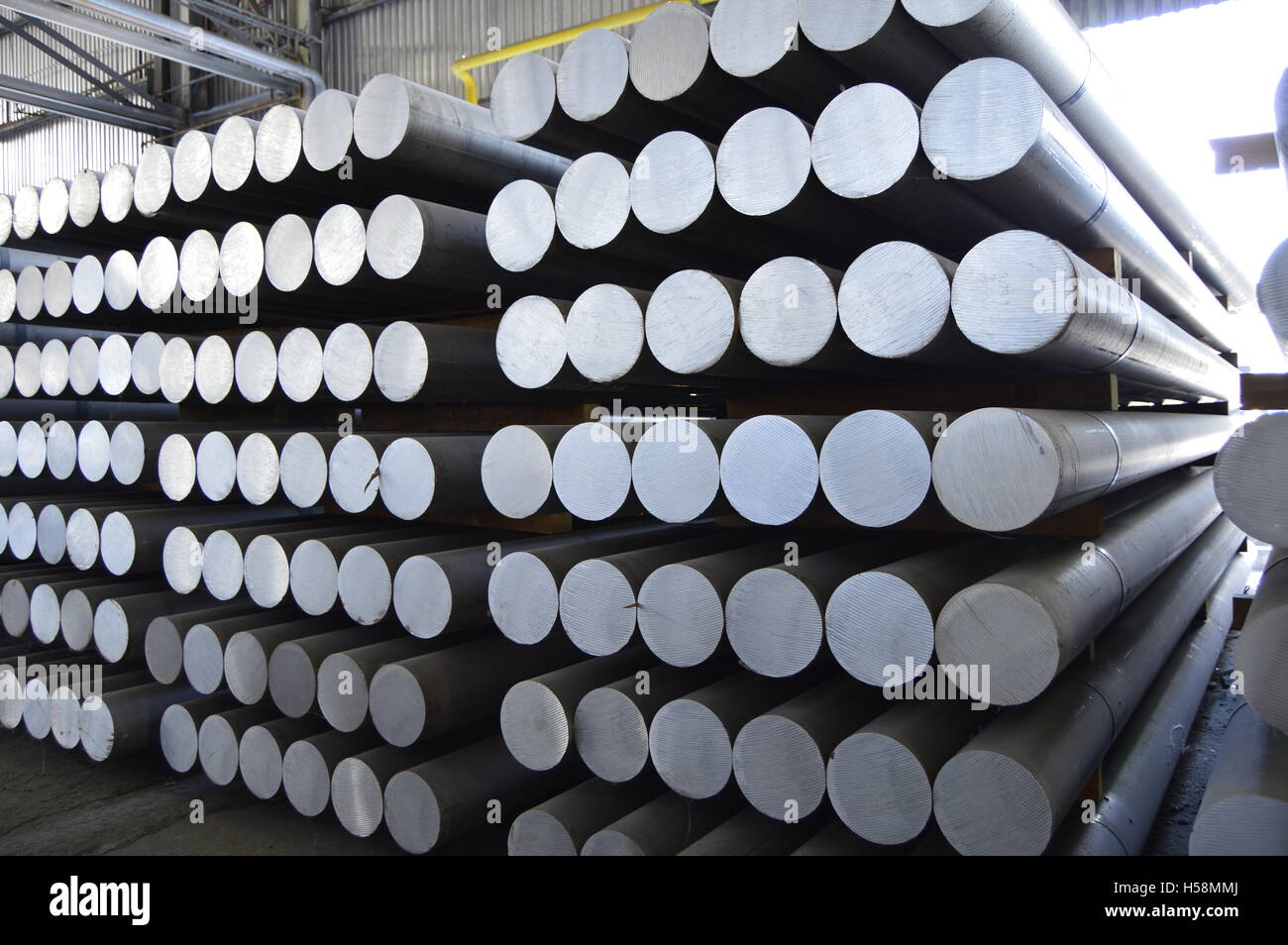 L'aluminium primaire cylindre métallique employée dans le processus  d'extrusion Photo Stock - Alamy