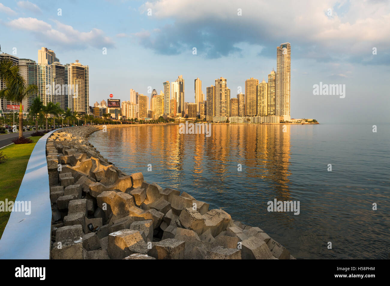 La ville de Panama, Panama - Mars 18, 2014 : vue sur le quartier financier et la mer à Panama City, au Panama, au coucher du soleil. Banque D'Images