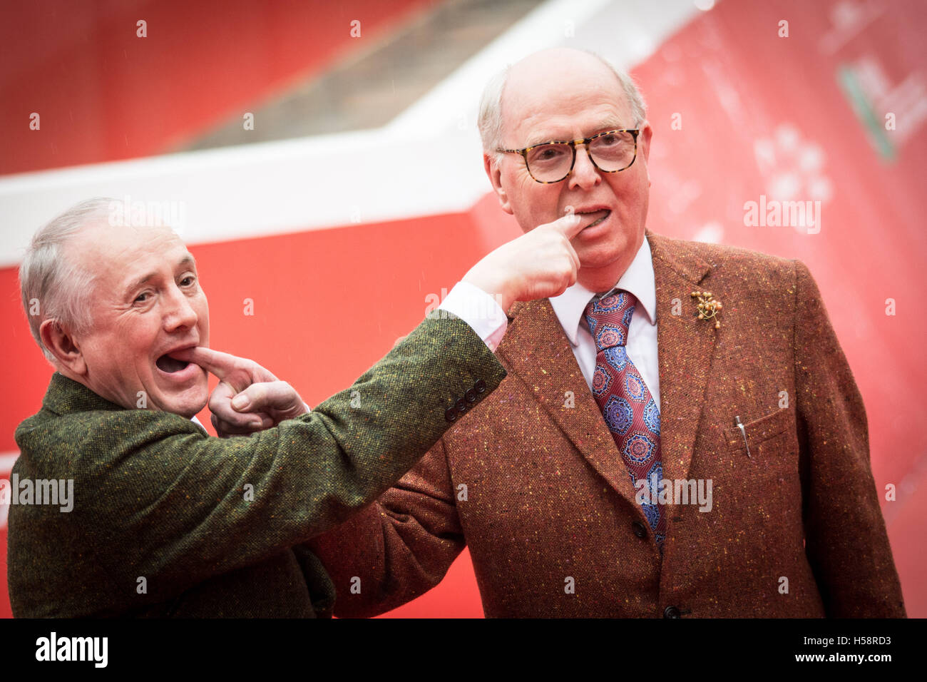 ROME, ITALIE - 18 OCTOBRE : Gilbert Prousch et George Passmore 'alias Gilbert & George à pied un tapis rouge au cours de la 11e Rome Fi Banque D'Images