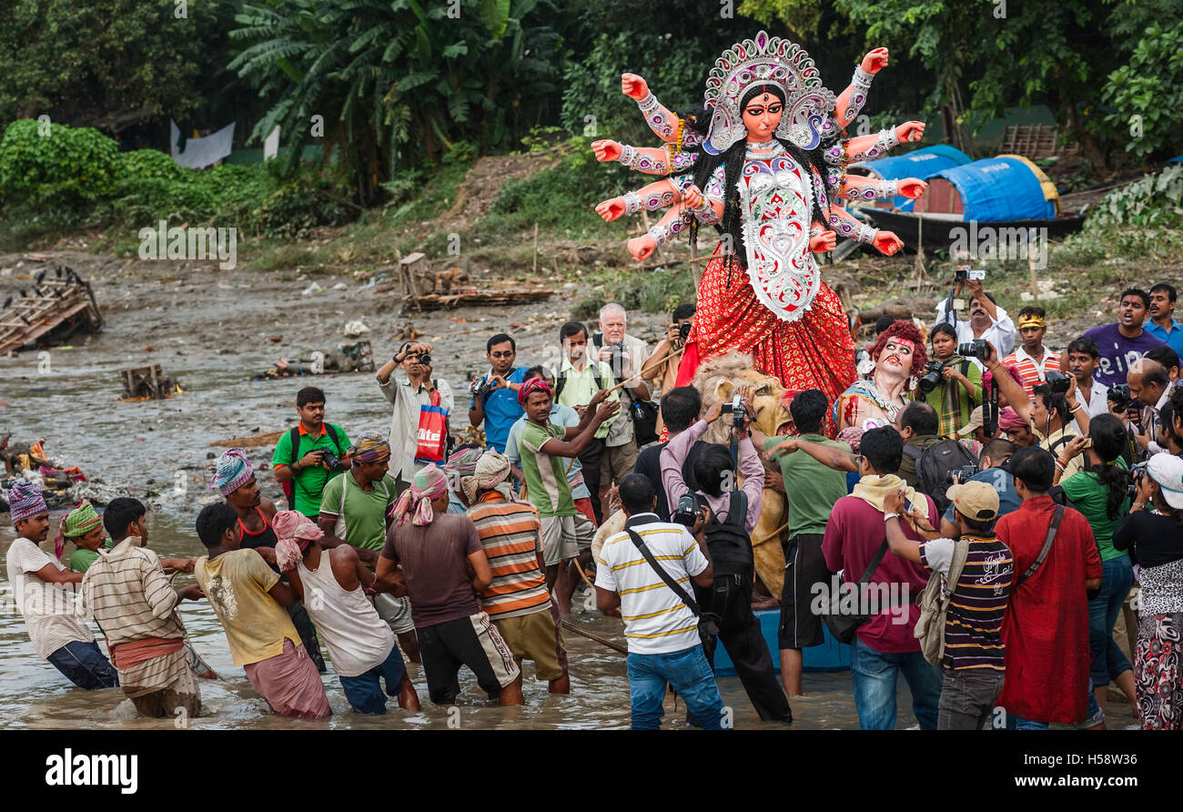 La déesse hindoue Durga est retournée à la rivière Hooghly (Gange) pour marquer la fin de Durga Puja festival. Banque D'Images