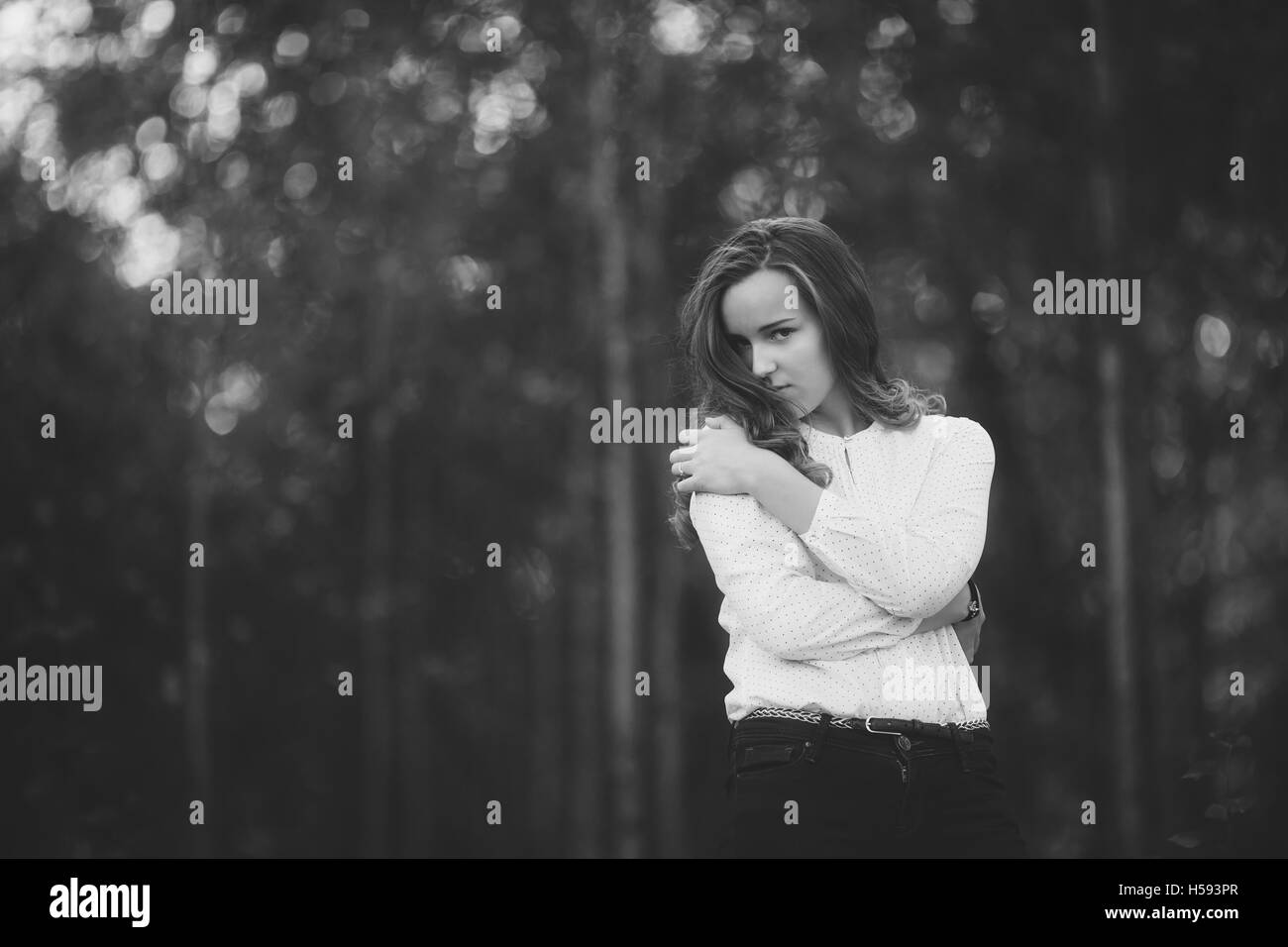 Noir et blanc photo de jolie fille dans le parc P.C Photo Stock