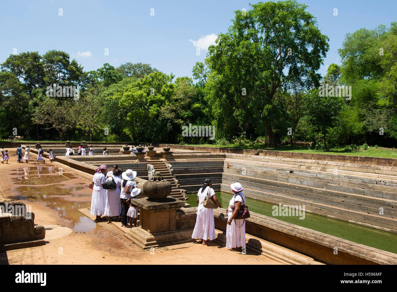 Kuttam Pokuna, pèlerins dans les étangs jumeaux, Anuradhapura, Sri Lanka Banque D'Images