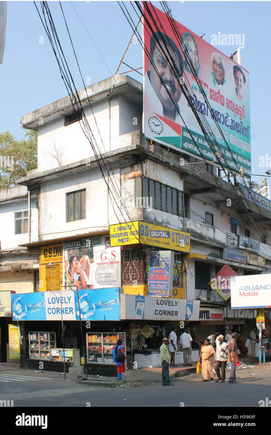 En général, une bâtisse avec un énorme panneau publicitaire Publicité dans la banlieue animée de Kochi, une ville du sud de l'Inde. Banque D'Images