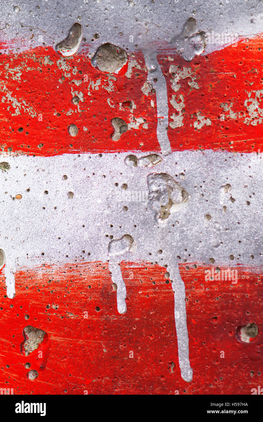 Rayures rouges et blanches peintes sur mur avec les éclaboussures et les gouttes - contexte urbain pour la conception graphique ou de supporter l'équipe de sport Banque D'Images