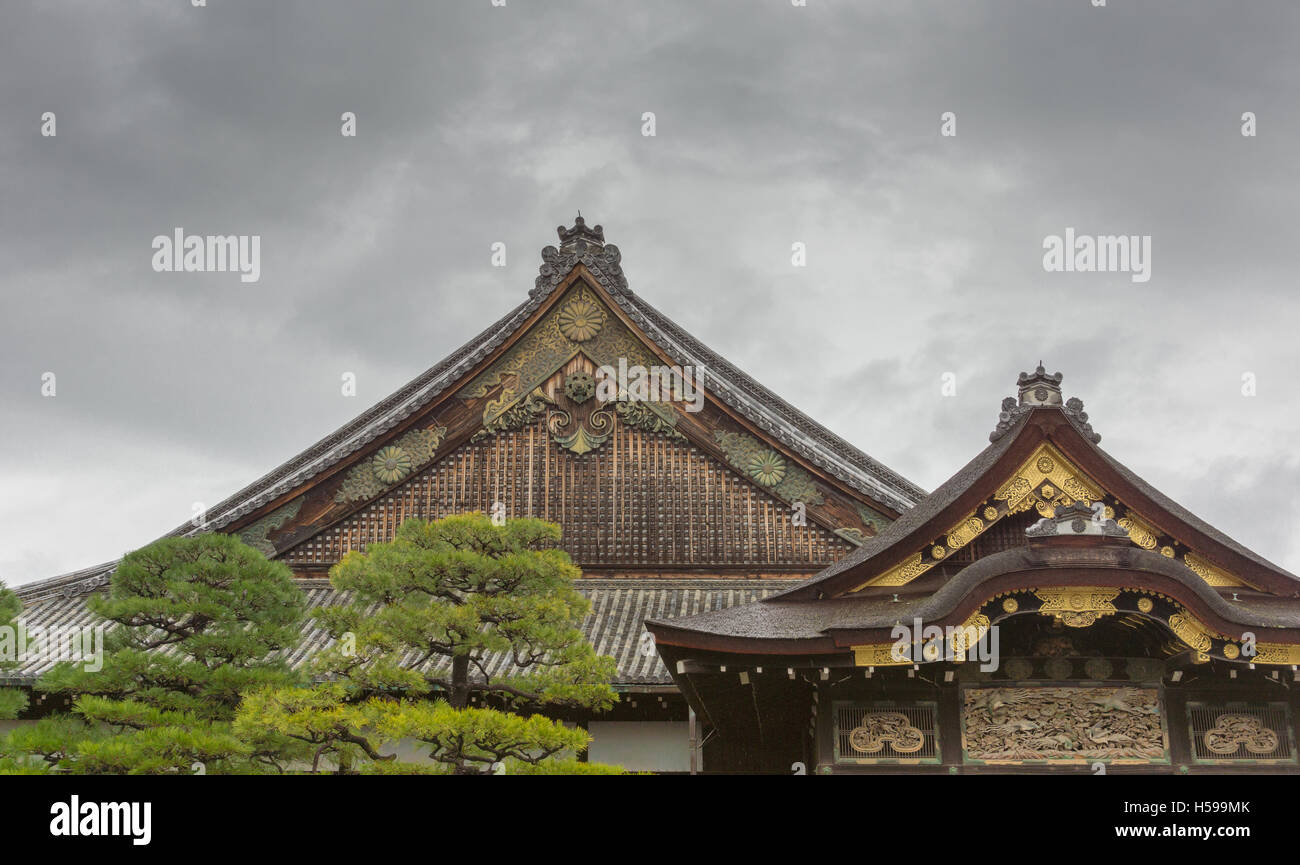Structure du toit du palais Ninomaru au château de Nijō. Banque D'Images