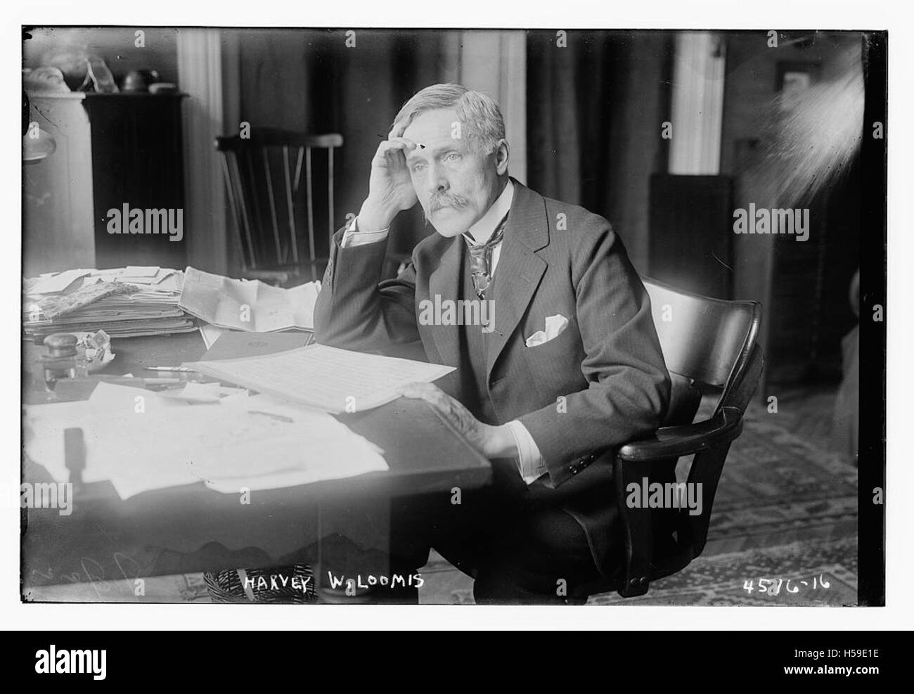 Cette entrée fait référence à une personne nommée Harvey W. Lo. Il pourrait s'agir d'une photographie, d'un document ou d'un dossier historique impliquant Harvey W. Lo. Banque D'Images