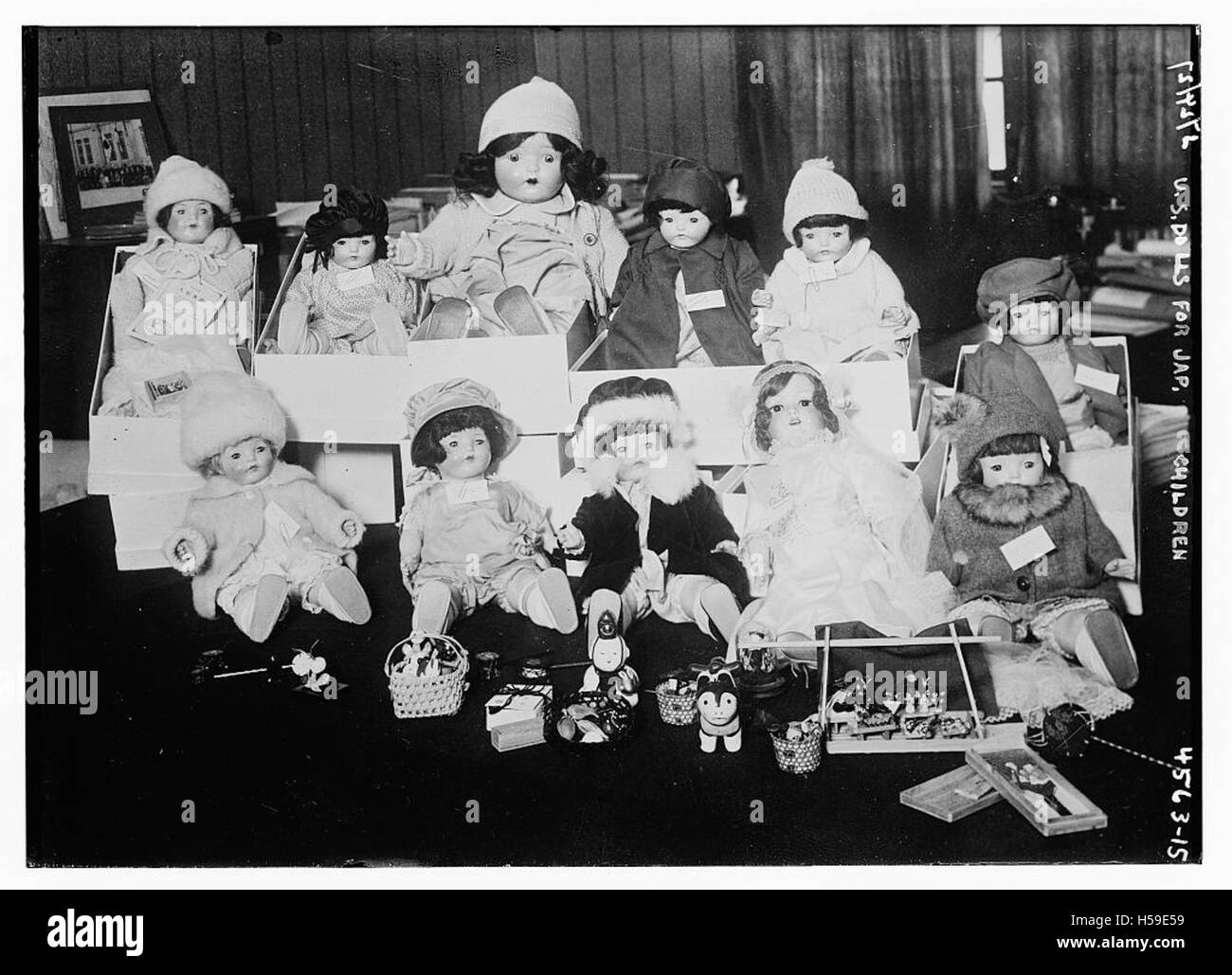 Poupées des États-Unis destinées aux enfants japonais, reflétant peut-être les échanges culturels ou le commerce d'après-guerre. Ces poupées symbolisent souvent l’intégration des cultures américaine et japonaise. Banque D'Images