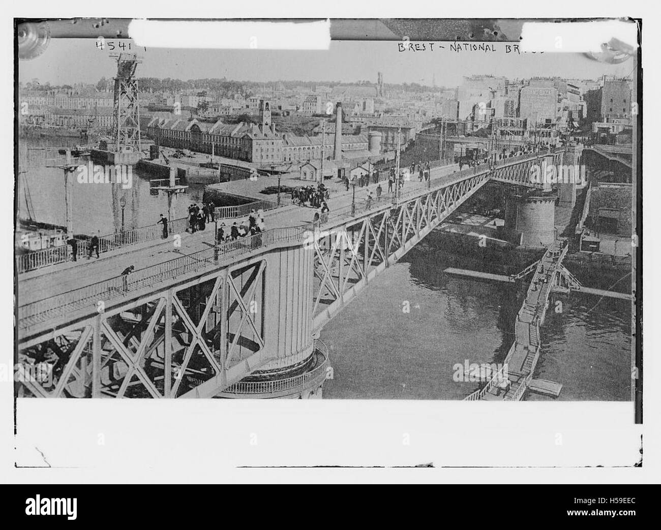 CPA BREST - L'Entrée du Port et le Goulet (252626