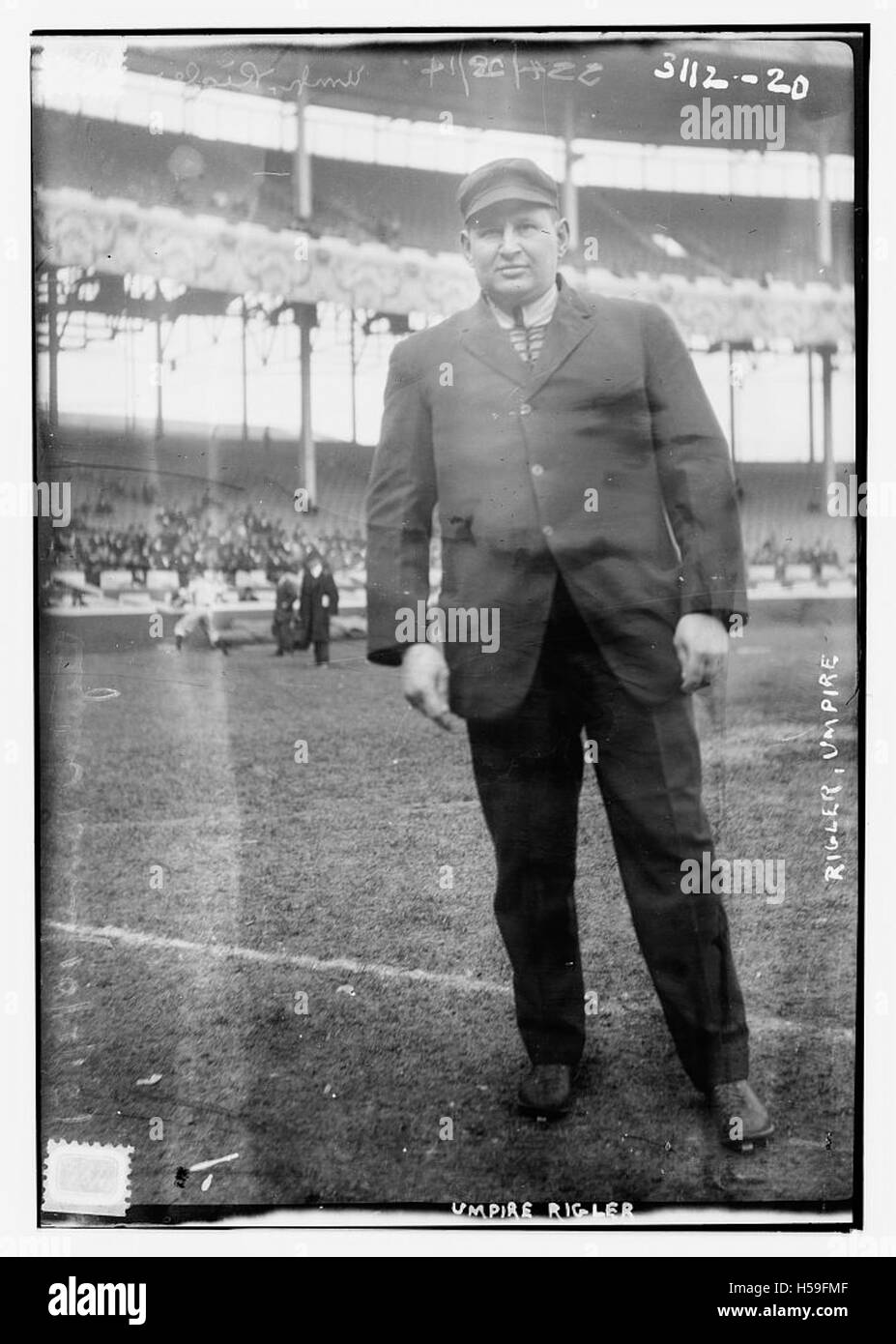 Charles Cy Rigler était un arbitre notable dans la Major League Baseball, connu pour son jugement équitable et sa longue carrière. Il a été reconnu pour ses contributions au sport, officiant de nombreux matchs importants au cours de son mandat. Banque D'Images
