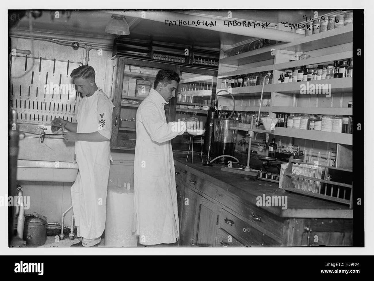 Cette image représente probablement un laboratoire pathologique, axé sur l'étude des maladies et la recherche médicale. Des laboratoires comme ceux-ci étaient essentiels pour comprendre les conditions de santé et les progrès médicaux au cours de leur période. Banque D'Images