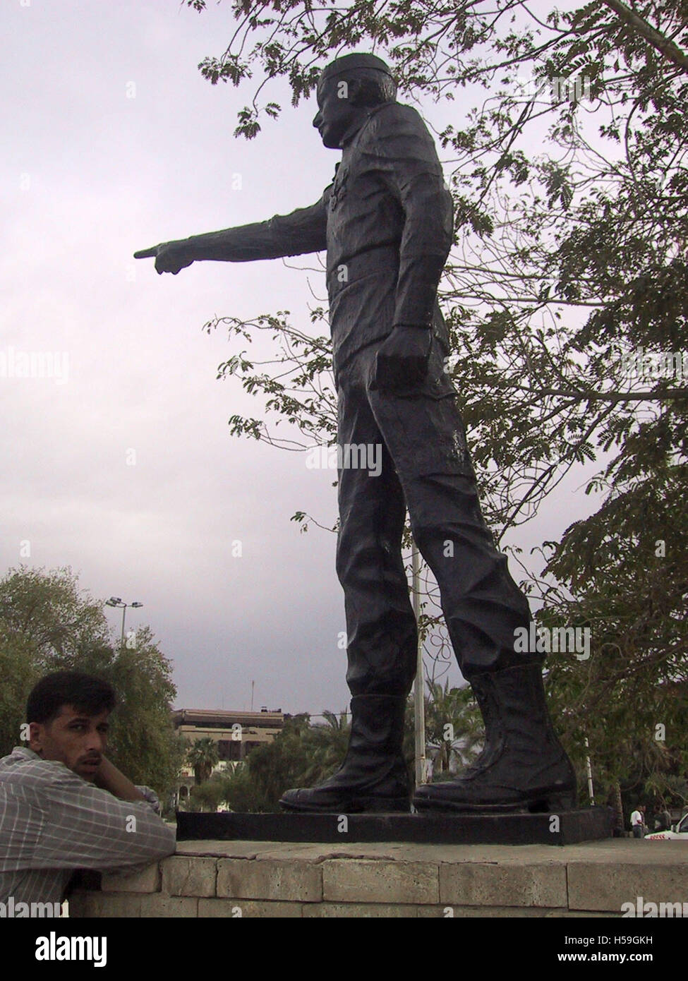 12 avril 2003 L'un des 99 statues de généraux irakiens et les commandants, chacune pointant vers l'Iran sur la banque du Chatt al-Arab, à Bassorah, en Irak. Banque D'Images