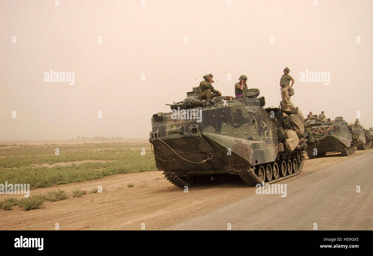 26 avril 2003 une colonne de véhicules amphibies AAV-P 7/A 1 du U.S. marines corps près de Diwaniyah dans le sud de l'Irak. Banque D'Images