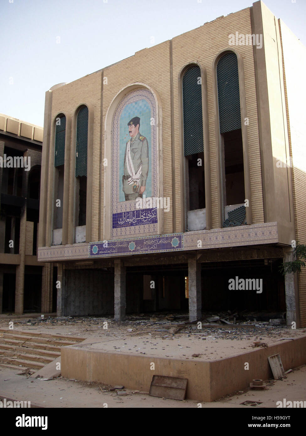 11 juillet 2003 a pratiquement intacts, sol carrelé grand portrait de Saddam Hussein à l'immeuble du Conseil National pillés à Bagdad. Banque D'Images