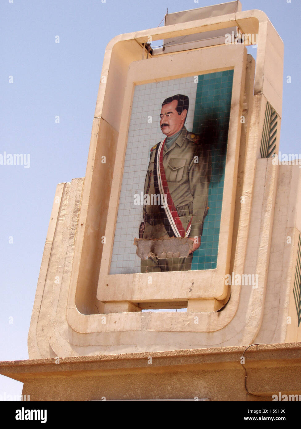 26 juillet 2003 un portrait en mosaïque de Saddam Hussein au poste de contrôle frontalier avec la Jordanie, à Trebil, juste à l'intérieur de l'Irak. Banque D'Images