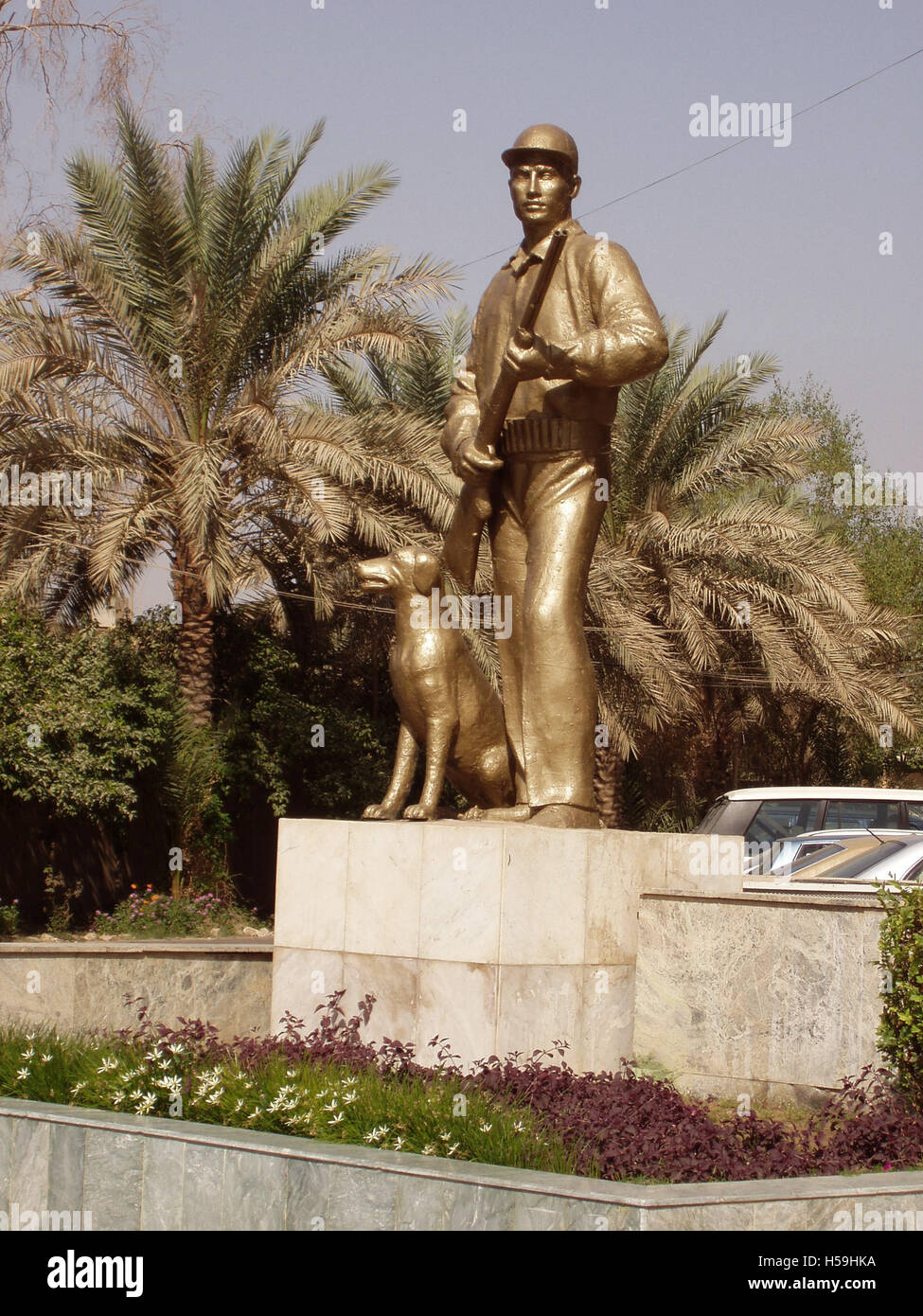 23 octobre 2003 une statue à l'extérieur du Club de chasse de l'Iraq, Bagdad, Iraq, un lieu de prédilection des fils aîné de Saddam Hussein, Oudaï. Banque D'Images