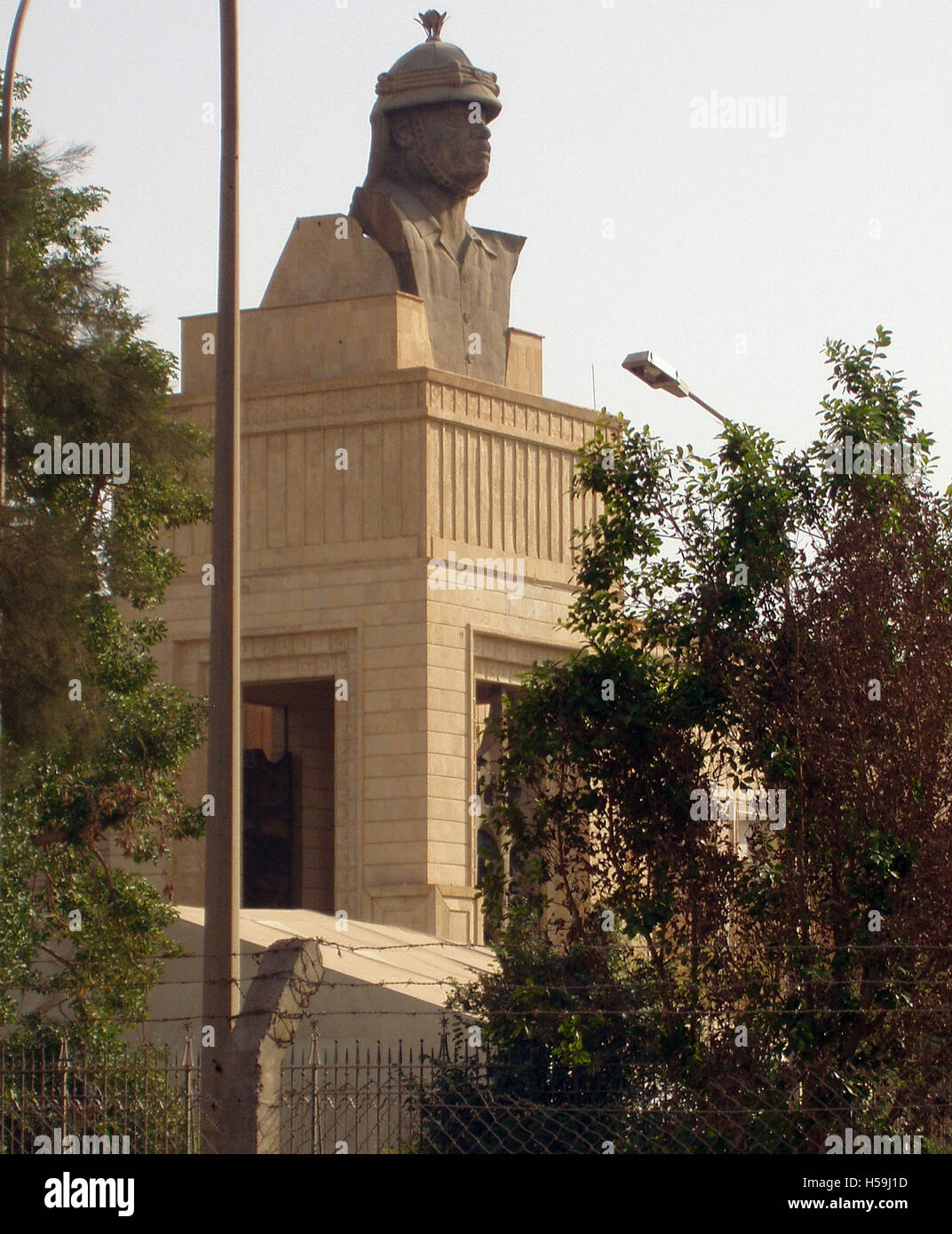 12 novembre 2003 Saddam Hussein sort du toit du Palais républicain, dans la zone verte de Bagdad. Banque D'Images