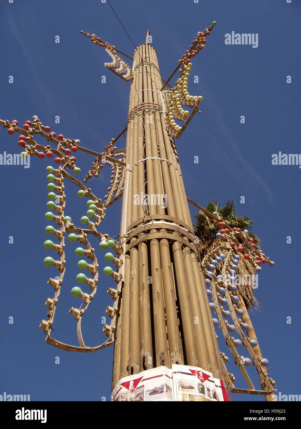 15 novembre 2003 dans place Kahramana, Bagdad : un grand pôle décoratif de tubes en métal représentant un tas de broussailles ou de roseaux, symbolisant l'unité. Banque D'Images
