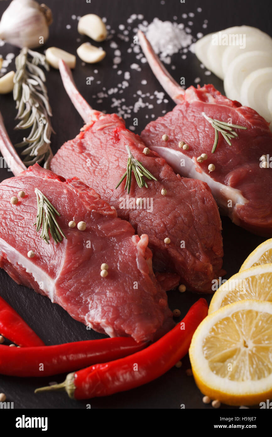 La viande de boeuf aux épices sur un tableau noir ardoise libre verticale. Banque D'Images