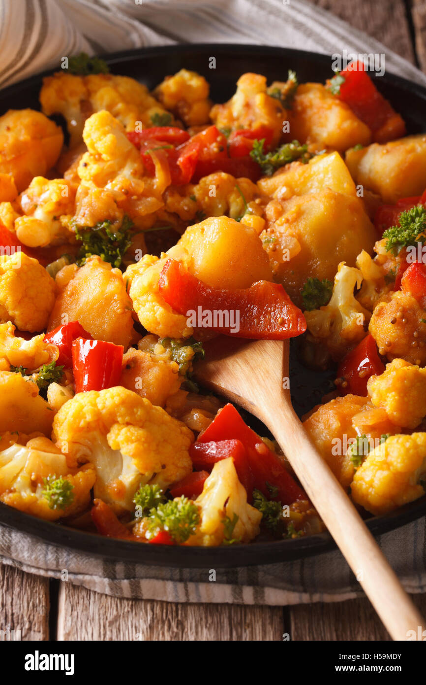 Cuisine indienne Aloo Gobi : gros plan sur une assiette sur la table. La verticale Banque D'Images