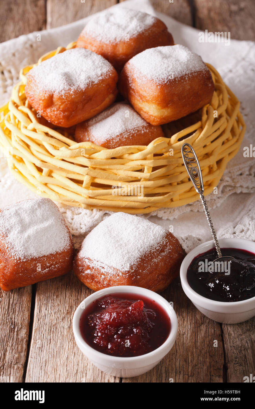 Beignets donuts français avec du sucre en poudre et de la confiture sur la table gros plan vertical. Banque D'Images