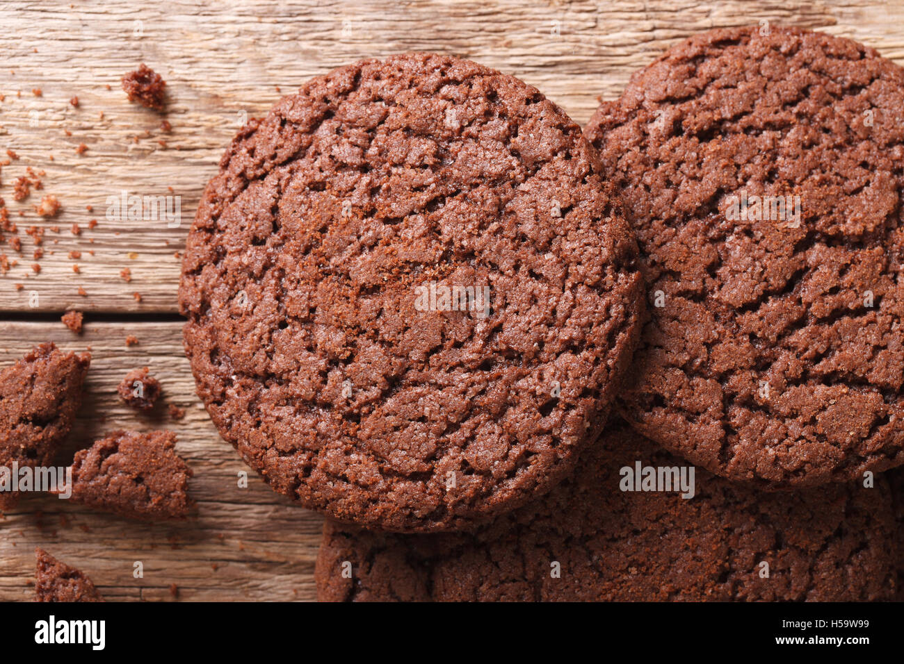 Les cookies au chocolat macro fissuré sur la table horizontale vue du dessus. Banque D'Images