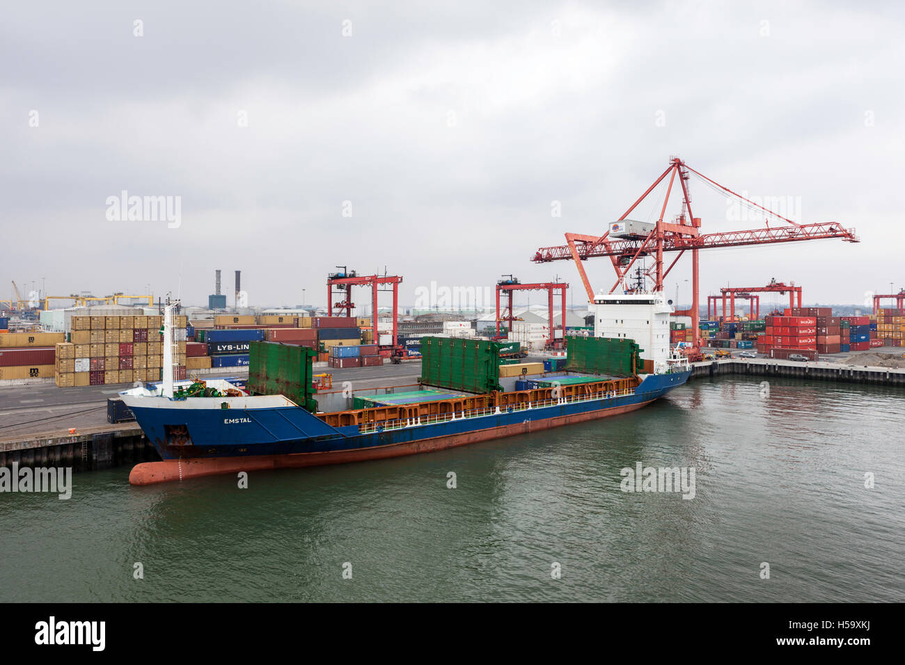 Image industrielle montrant un porte-conteneurs en cours de chargement, le port de Dublin, Irlande Banque D'Images