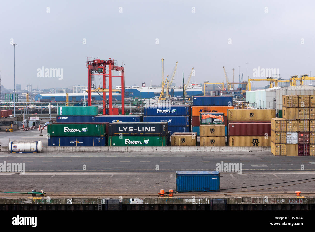 Scène industrielle montrant des conteneurs d'expédition étant stockés sur quai,le port de Dublin, Irlande Banque D'Images