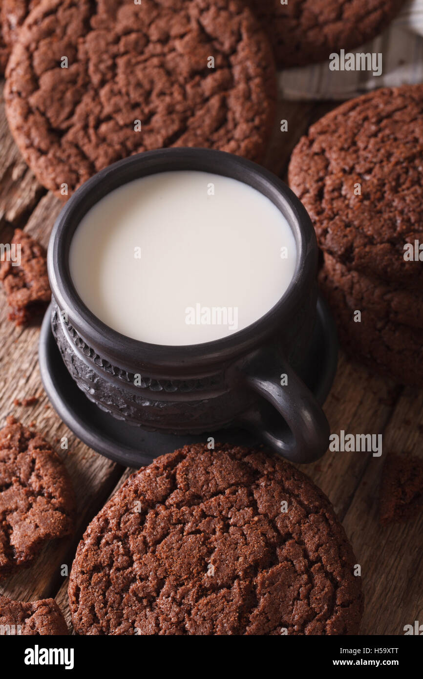 Gingembre chocolat des biscuits et du lait sur la table close-up. Rustique, vertical Banque D'Images