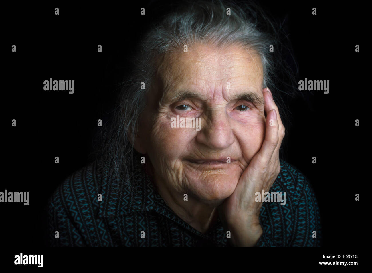 Portrait d'une vieille femme triste. Rêver le passé. Focus sélectif. Banque D'Images