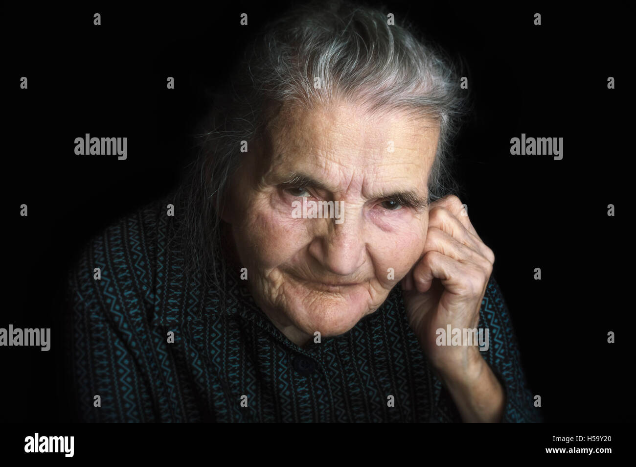 Portrait d'une vieille femme triste. Rêver le passé. Focus sélectif. Banque D'Images