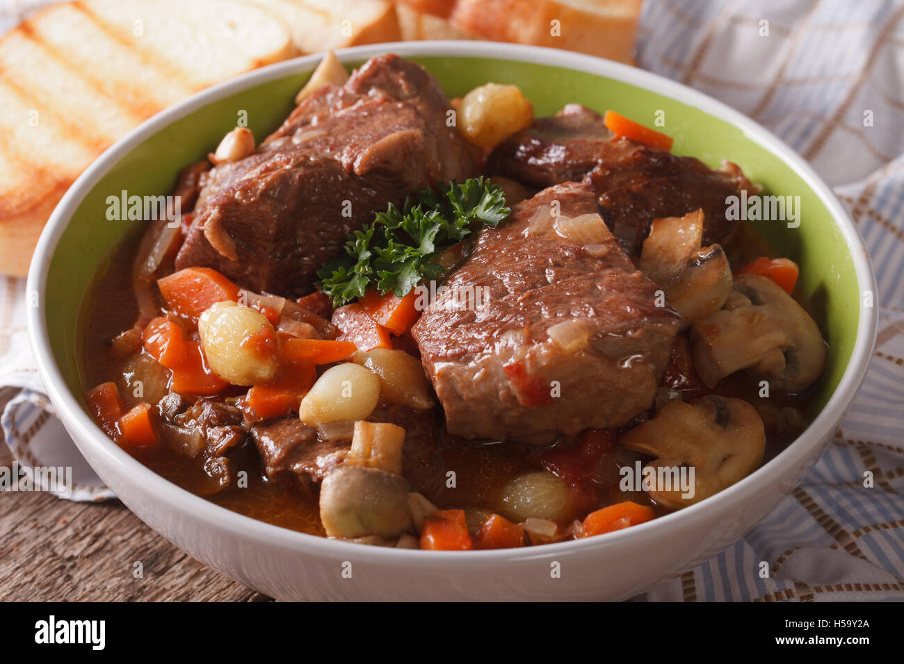 Boeuf Bourguignon aux champignons close up dans un bol sur la table horizontale. Banque D'Images