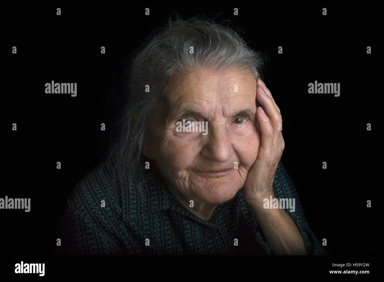 Portrait d'une vieille femme triste. Rêver le passé. Focus sélectif. Banque D'Images