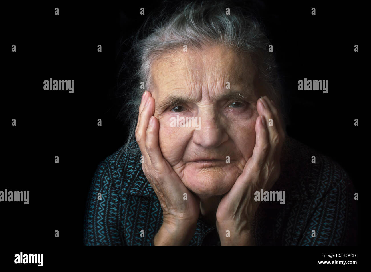 Portrait d'une vieille femme triste, nostalgique. L'évocation du passé et s'inquiéter de l'avenir. Focus sélectif. Banque D'Images