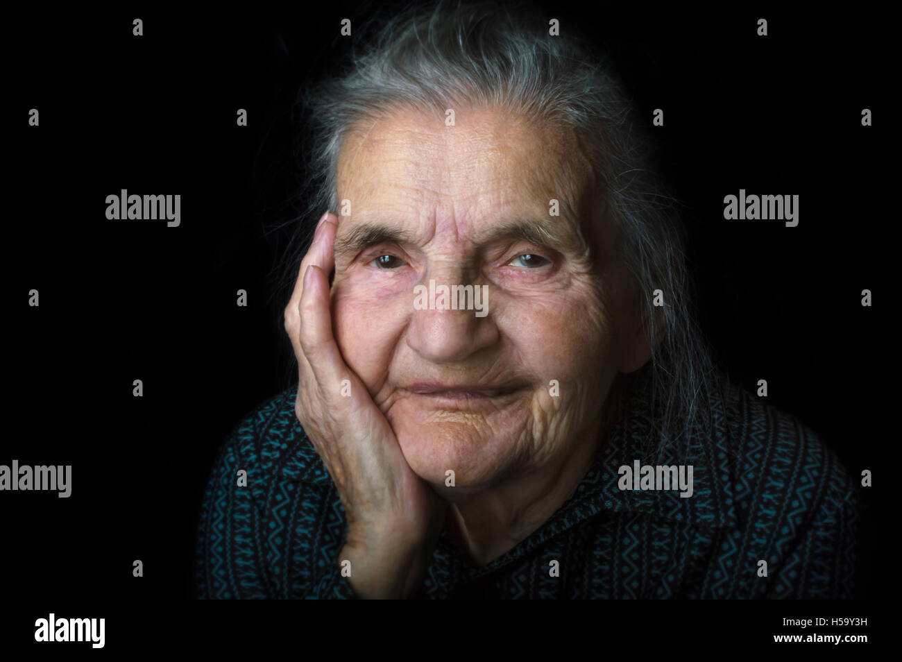 Portrait d'une vieille femme triste, nostalgique. L'évocation du passé et s'inquiéter de l'avenir. Focus sélectif. Banque D'Images