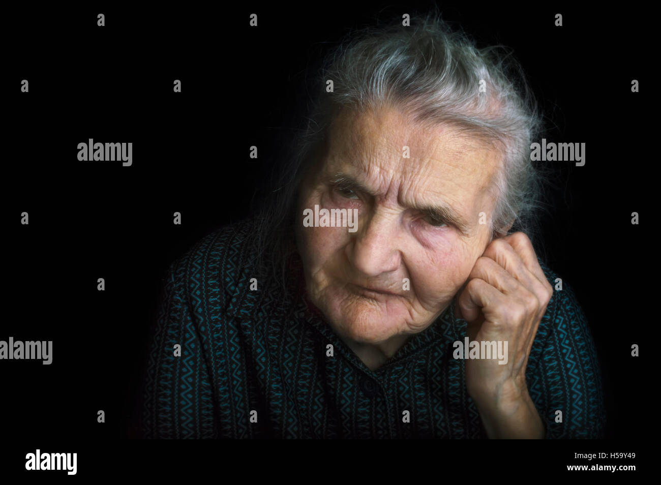 Portrait d'une vieille femme triste. Rêver le passé. Focus sélectif. Banque D'Images