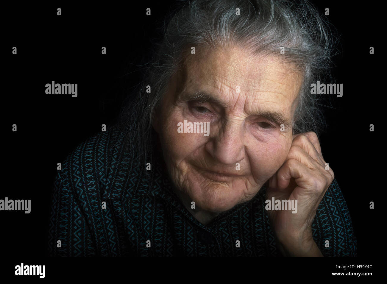 Portrait d'une vieille femme triste. Rêver le passé. Focus sélectif. Banque D'Images