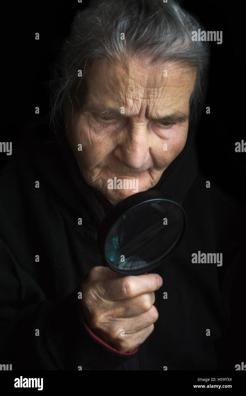 Femme âgée avec loupe. Focus sélectif. Banque D'Images