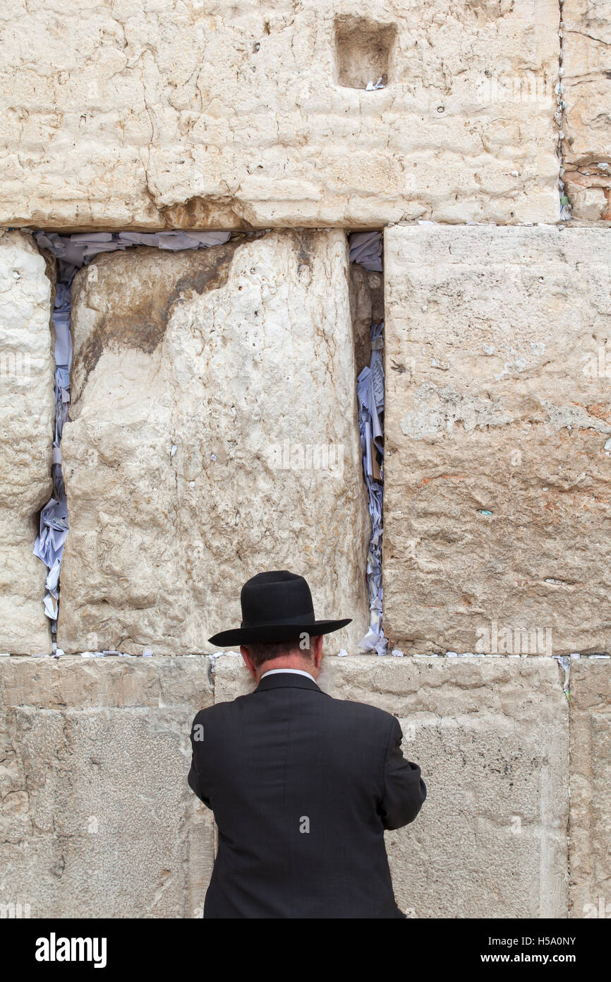 Juif prie en face du Mur occidental". Vieille ville de Jérusalem, Israël. Banque D'Images