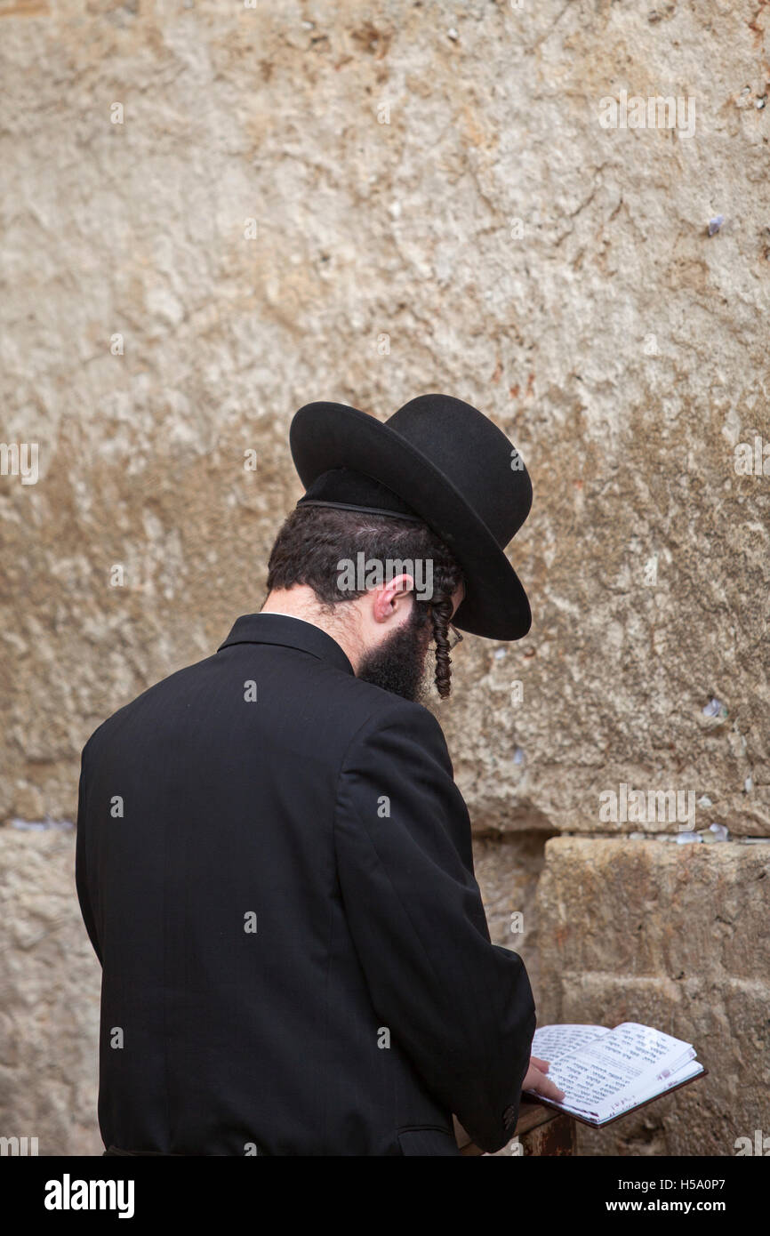 Juif prie en face du Mur occidental". Vieille ville de Jérusalem, Israël. Banque D'Images