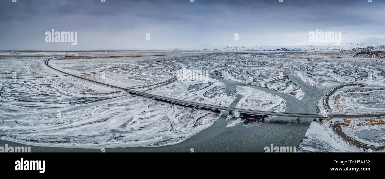 Markarfljotsaurar plaines d'hiver, la rivière Markarfljot, Markarfljotsbru bridge, l'Islande. Image drone. Banque D'Images