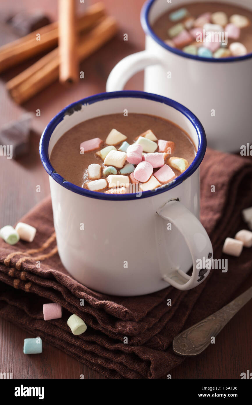 Chocolat chaud avec guimauves mini verre hiver cannelle Photo Stock - Alamy