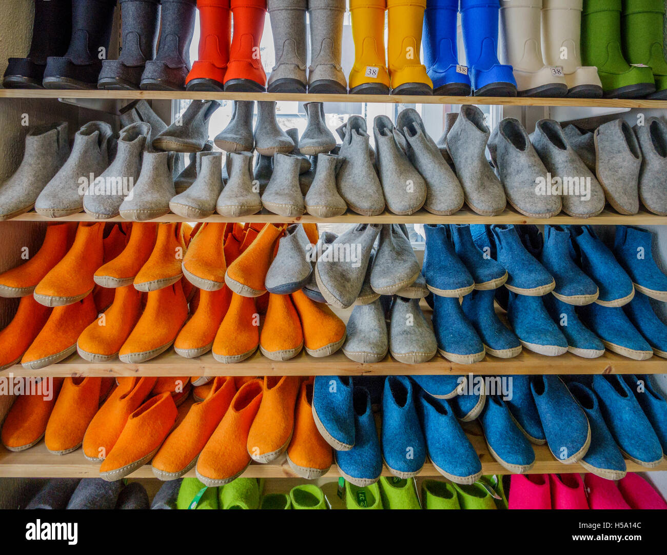 Bottes et pantoufles dans un magasin en Finlande Banque D'Images