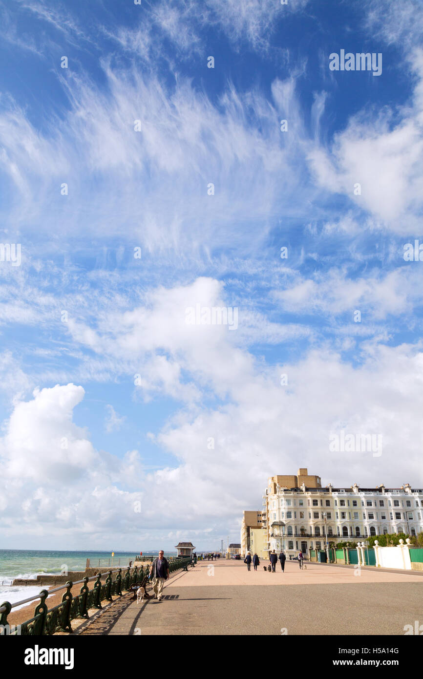 Le ciel bleu et le beau temps, les nuages au-dessus de bâtiments sur le front de mer de Brighton, Brighton, East Sussex England UK Banque D'Images