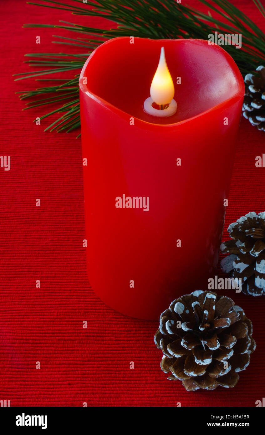 Bougie de Noël, des rameaux de pins et des pommes de pin Banque D'Images Bougie de Noël, des rameaux de pins et des pommes de pin Banque D'Images