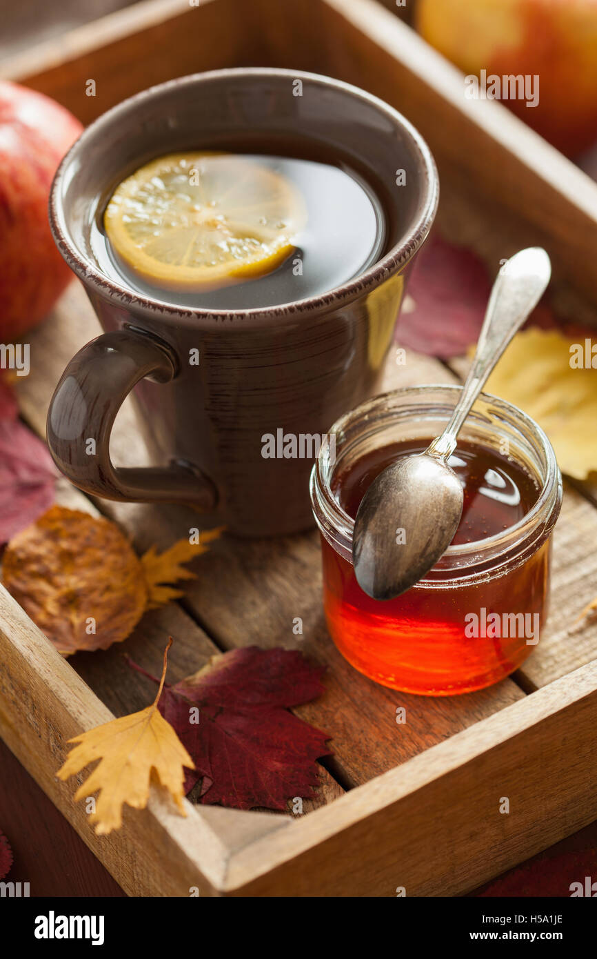 Le miel citron plateau verre les feuilles d'automne agréable Banque D'Images
