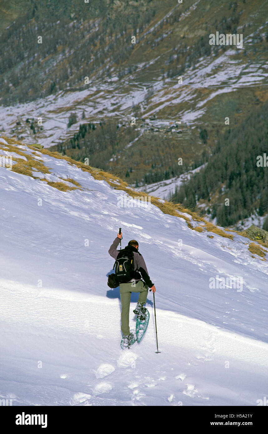 Randonneur avec raquettes à Valsavarenche, Parc National Gran Paradiso, Val d'Aoste, Italie Banque D'Images