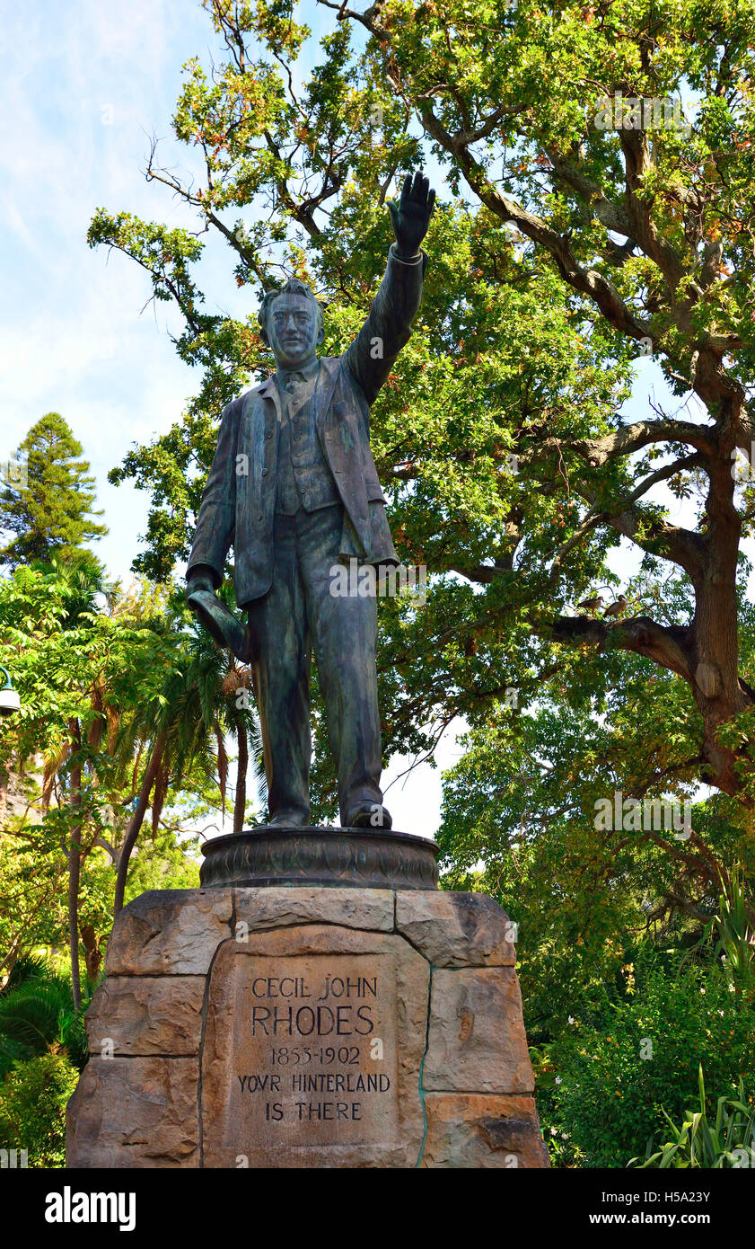 Statue de Cecil Rhodes (2016) colonisateur africain, portant un costume de 3 pièces, debout avec sa main gauche relevée et pointant vers le nord du Cap, Afrique du Sud Banque D'Images